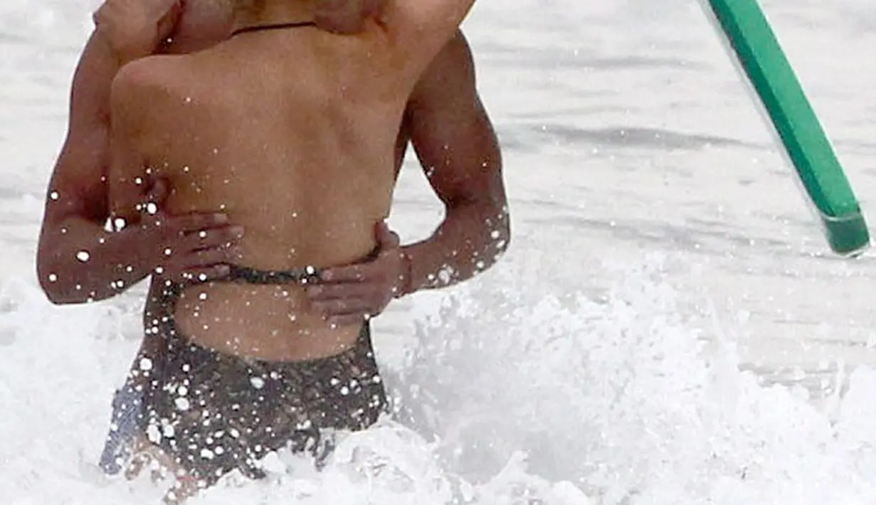 Tanpa sungkan, Paris memamerkan kemesraannya bersama pria tersebut di pinggir pantai, Senin (28/07/2014) (Dailymail)