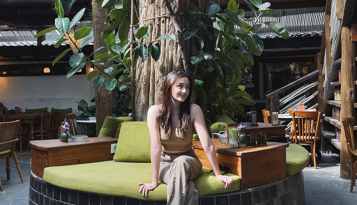 Banyak abadikan momen di Negeri Singa, Ranty Maria tampil dengan busana kasual nan stylish yang selalu membuatnya terlihat menawan. Banyak netizen membanjiri kolom komentar Instagramnya dengan berbagai pujian. (Liputan6.com/IG/@rantymaria)