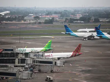 Pesawat milik sejumlah maskapai terparkir di areal Bandara Soekarno Hatta, Tangerang, Banten, Kamis (16/5/2019). Pemerintah akhirnya menurunkan tarif batas atas (TBA) tiket pesawat atau angkutan udara sebesar 12-16 persen yang berlaku mulai Kamis hari ini. (Liputan6.com/Faizal Fanani)