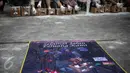 Poster mengenang meninggalnya peserta aksi semen kaki bernama Patmi (48), di depan Istana Merdeka, Jakarta, Rabu (22/3). Delapan aktivis menggelar aksi semen kaki untuk menghormati dan melanjutkan perjuangan Ibu Patmi (Liputan6.com/Faizal Fanani)