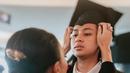 Untuk merayakan prestasi gemilang sang putra,Yuni berangkat ke Singapura sendirian untuk menemani Cavin wisuda. Di sana, dia dengan penuh kebanggaan menyetrika toga yang akan dipakai oleh Cavin untuk meresmikan gelar Bachelor of Business Commerce yang telah ia raih di kampusnya. (Liputan6.com/IG/@yunishara36)