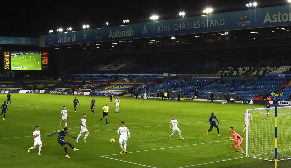 Pemain Arsenal Pierre-Emerick Aubameyang (kiri bawah) menembak bola ke gawang Leeds United pada pertandingan Liga Premier Inggris di Stadion Elland Road, Leeds, Inggris, Minggu (22/11/2020). Pertandingan berakhir dengan skor 0-0. (Paul Ellis/Pool Via AP)