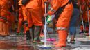 Petugas PPSU wanita membersihkan trotoar di Jalan Asia Afrika, Jakarta, Kamis (2/8). Trotoar yang di pakai para pedagang kaki lima ini di bersihkan guna jelang Asian Games 2018 di Jakarta dan Palembang. (Merdeka.com/Imam Buhori)