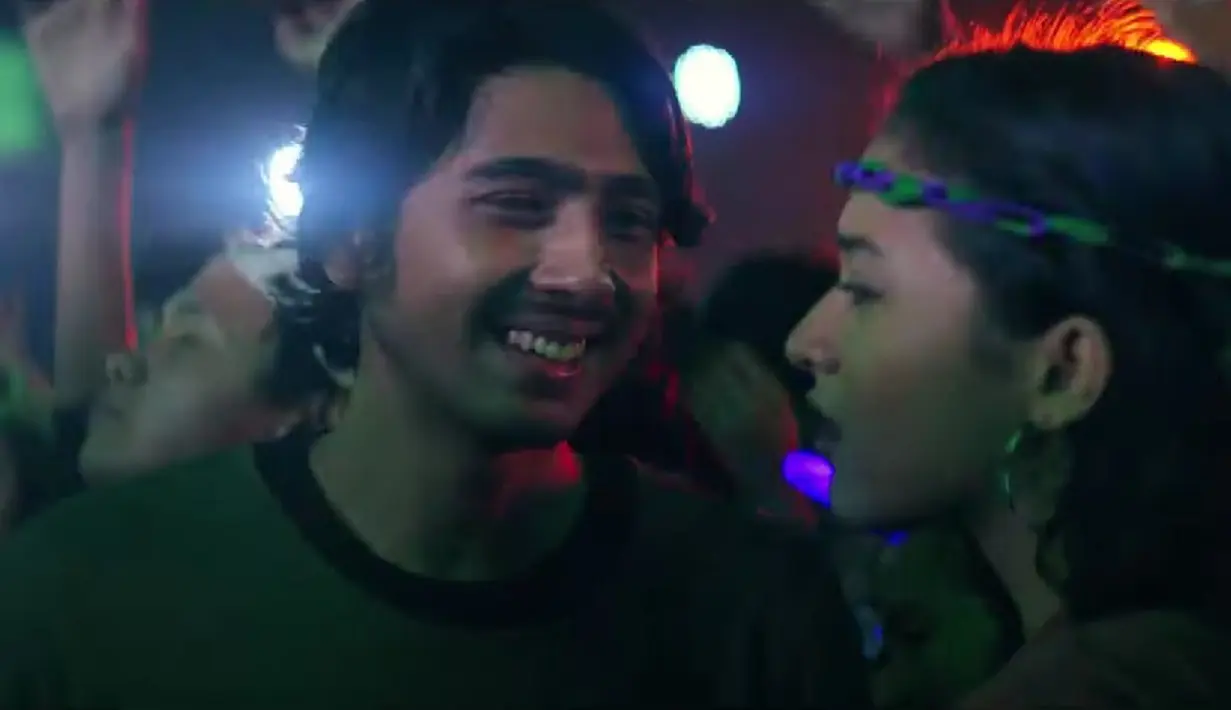 Arya Saloka dan Putri Marino di film Menunggu Pagi. (Foto: YouTube/Netflix Indonesia)