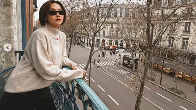 4 Gaya Busana BCL Liburan ke Paris Bareng Tiko Aryawardhana dan Noah Sinclair, Kasual tapi Mahal