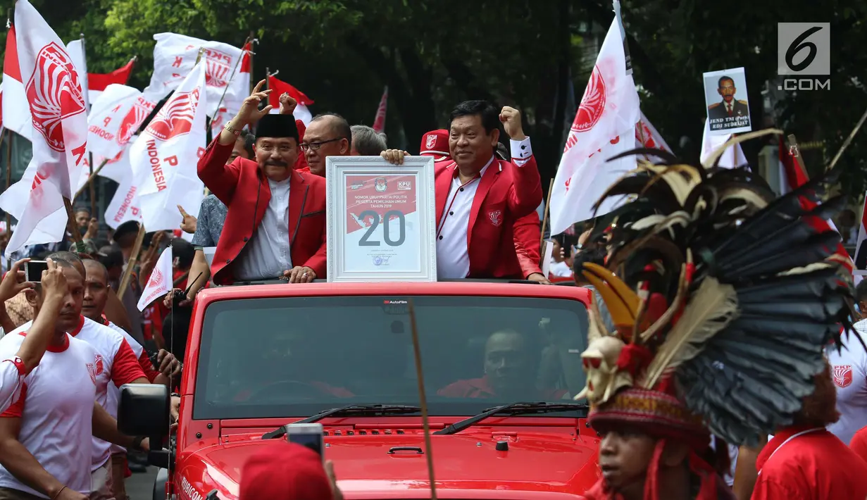 Ketua Umum PKPI AM Hendropriyono mengarak nomor urutnya dengan menggunakan mobil Jeep Rubicon seusai meninggalkan kantor KPU, Jakarta, Jumat (13/4). KPU resmi menetapkan PKPI sebagai peserta pemilu 2019 dengan nomor utut 20. (Liputan6.com/Angga Yuniar)