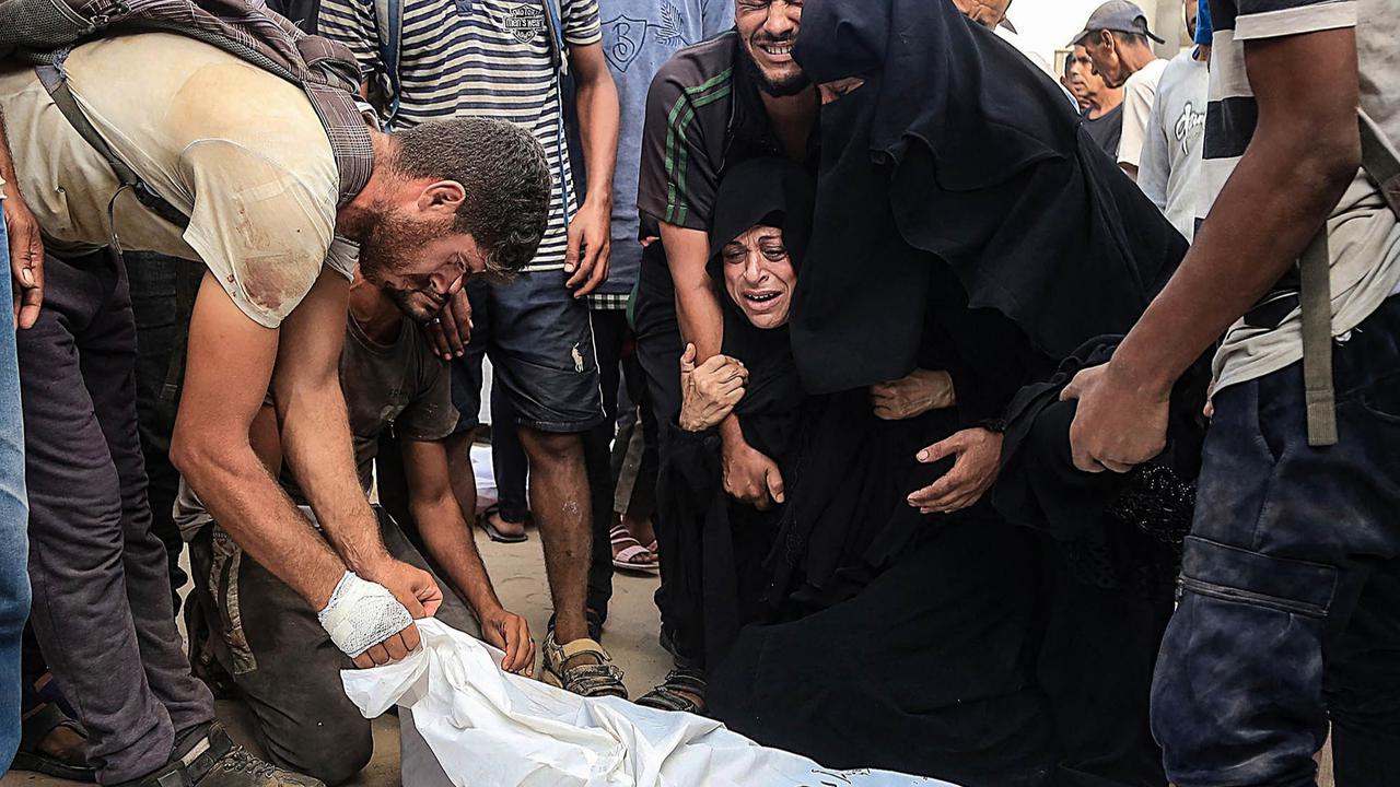 FOTO: Ratapan Pilu di Gaza, Serangan Dekat Pusat Bantuan Tewaskan Puluhan Warga Palestina