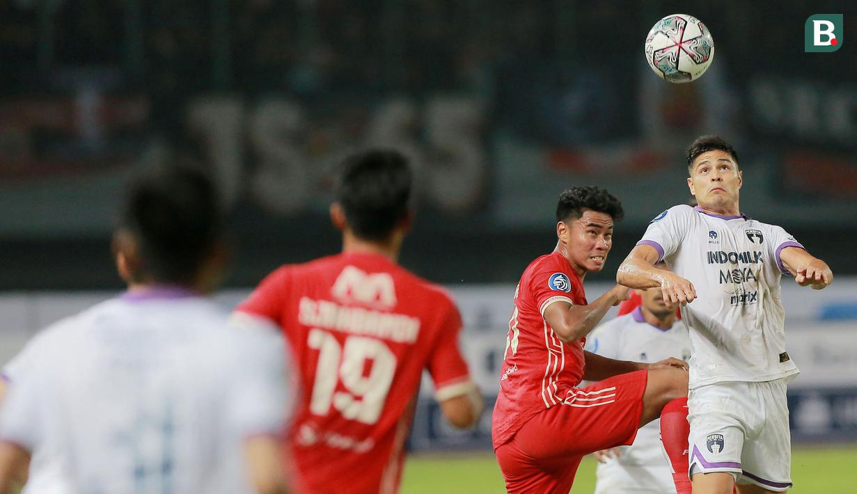 Pemain Persija Jakarta, Muhammad Ferarri (kedua kiri) duel udara dengan pemain Persita Tangerang, Ramiro Fergonzi pada laga pekan keenam BRI Liga 1 2022/2023 di Stadion Patriot Candrabhaga, Bekasi, Rabu (24/8/2022). (Bola.com/M Iqbal Ichsan)