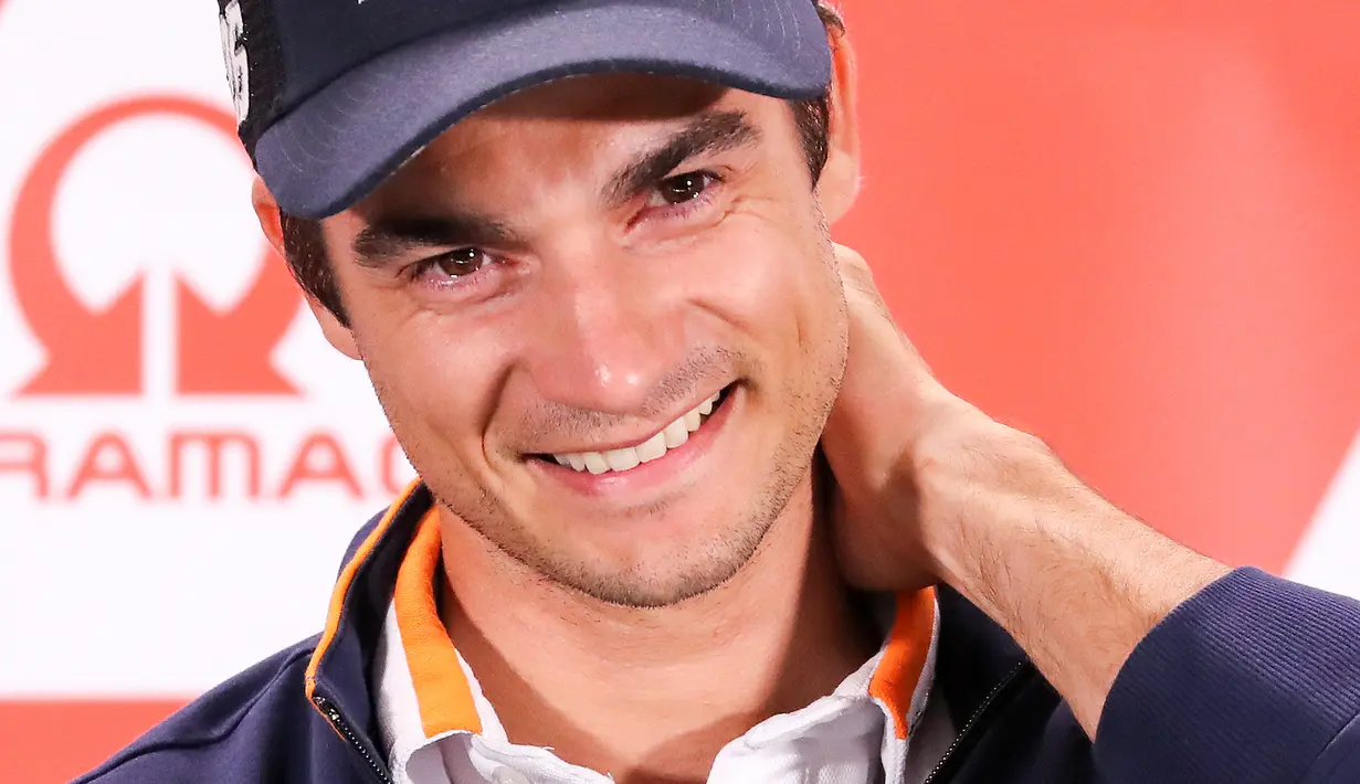 Pembalap Repsol Honda, Dani Pedrosa menghadiri sesi konferensi pers jelang MotoGP Jerman di Hohenstein-Ernstthai, Kamis (12/7). Pedrosa yang kini berusia 32 tahun akan digantikan oleh Jorge Lorenzo pada musim depan. (AFP/dpa/Jan Woitas/Germany OUT)