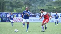 Striker Persib Bandung, David da Silva (kiri), beradu lari dengan pemain Tanjong Pagar saat kedua tim berlaga dalam pertandingan uji coba, Minggu (5/6/2022). (Bola.com/Erwin Snaz)