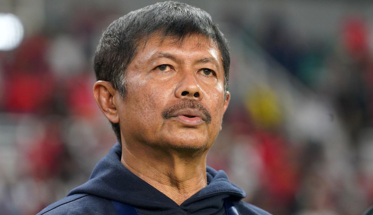 Pelatih kepala Timnas Indonesia, Indra Sjafri menyanyikan lagu kebangsaan Indonesia Raya saat laga semifinal Piala AFF U-19 2024 melawan Malaysia di Stadion Gelora Bung Tomo, Surabaya, Sabtu (27/07/2024). (Dok. PSSI)