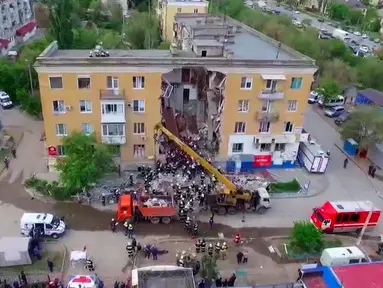 Suasana lokasi ledakan gas alam di sebuah gedung apartemen di Volgograd, Rusia (17/5). Dua orang tewas dan delapan lainnya cedera dengan tiga orang mengalami luka serius akibat kejadian ini. (Russian Emergency Ministry press service photo via AP)