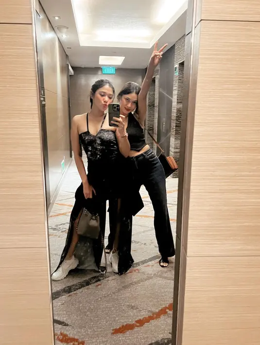 Nana Mirdad mengenakan vest hitam dengan celana jeans.  [Foto: IG/naymirdad].