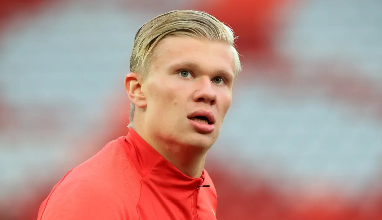 Penyerang Red Bull Salzburg, Erling Haaland saat mengikuti sesi latihan tim di stadion Anfield, Inggris (1/10/2019). Red Bull Salzburg akan bertanding melawan Liverpool pada grup E Liga Champions. (AFP Photo/Lindsey Parnaby)