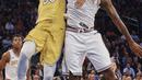 Pemain Los Angeles Lakers, Julius Randle (kiri) berusaha melewati adangan pemain New York Knicks, Kyle O'Quinn pada lanjutan NBA basketball game di Madison Square Garden, New York, (12/12/2017). knicks menang 113-109. (AP/Andres Kudacki)