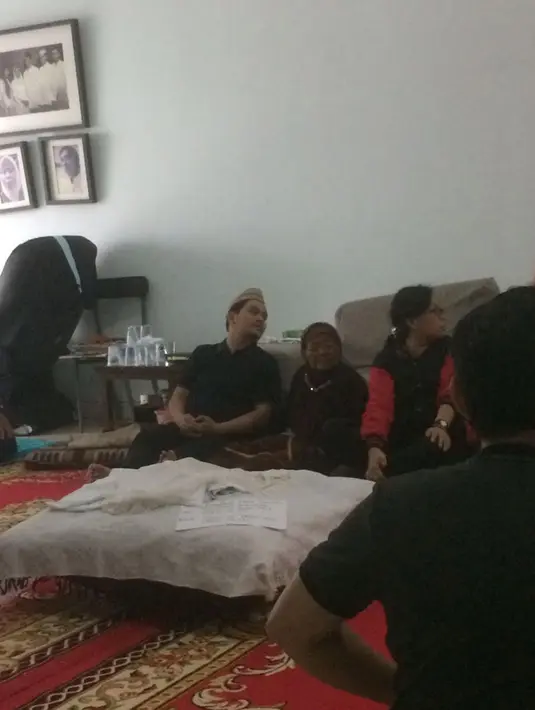 Setelah disemayamkan di kediaman Bekti dan Dila di kawasan Radio Dalam, Jakarta Selatan, jenazah bayi mungil ini langsung dimakamkan pada Rabu (1/2/2017) pagi, bertempat di TPU Kamboja, Radio Dalam, Jakarta Selatan. (Rivan Yuristiawan/Bintang.com)