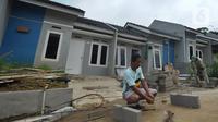Pemilik rumah membuat rangka penguat dapur rumah di Perumahan Griya Samaji,Cieseng, Bogor, Rabu (19/02/2020). BTN pada 2019 telah merealisasikan 735.000 rumah dalam Program pemerintah satu juta rumah dengan kredit kepemilikan rumah bersubsidi sekitar Rp 111 trilyun. (merdeka.com/Arie Basuki)