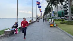 Warga beraktivitas di kawasan Tonle Sap, Phnom Penh, Kamboja, Kamis (11/05/2023). Tonle Sap merupakan danau air tawar terbesar di Asia Tenggara. (Bola.com/Gregah Nurikhsani)
