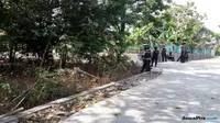 PENGGELEDAHAN: Sejumlah anggota Densus berjaga di sekitar rumah BW saat dilakukan penggeledahan, Senin (4/6). (Ari Purnomo/JawaPos.com)