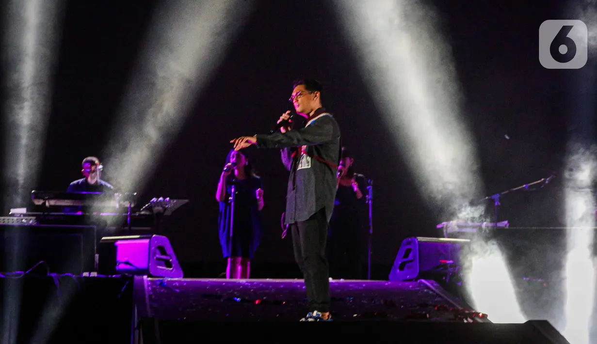 Penampilan penyanyi Afgan Syahreza pada hari kedua konser New Live Experience 2020 di Parkir Barat JIExpo Kemayoran, Jakarta, Minggu (30/8/2020). Dalam penampilannya, Afgan membawakan beberapa lagu hits dari album terbaiknya. (Liputan6.com/Faizal Fanani)