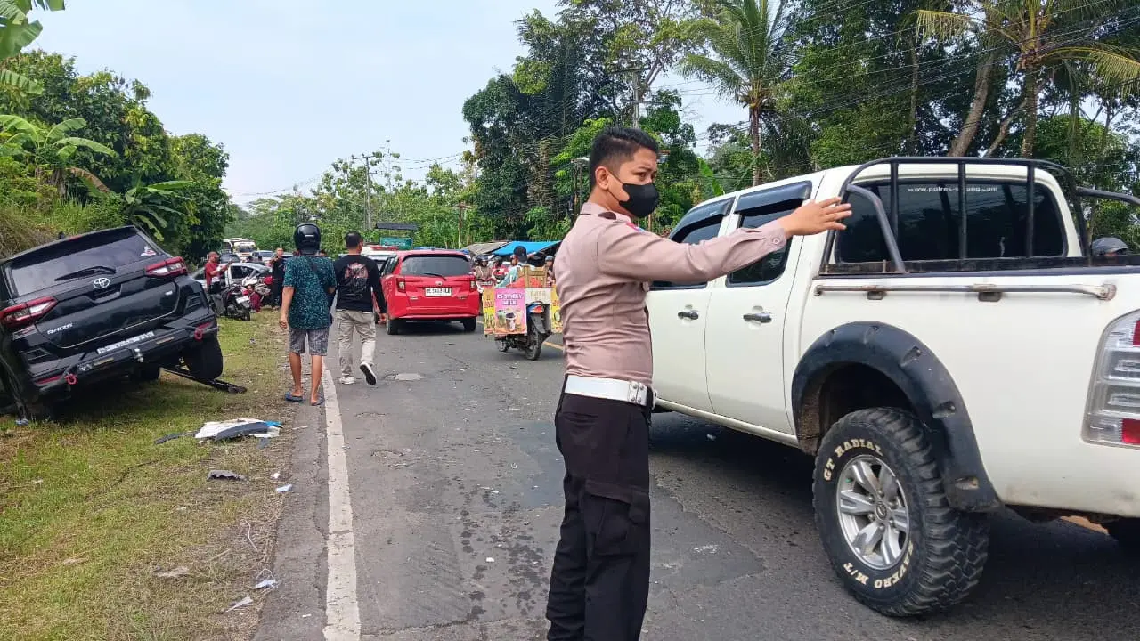Proses evakuasi mobil yang terlibat kecelakaan beruntun di Pringsewu, Lampung.
