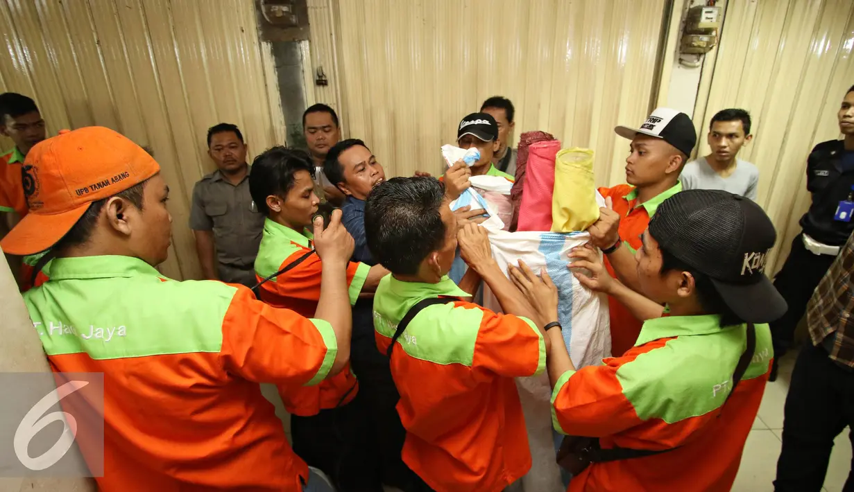 Pedagang mengemasi barangnya saat dilakukan pengosongan di Pasar Blok F Tanah Abang, Jakarta, (4/5). Pengosongan dilakukan karena pemilik kios tidak membayar kewajiban PHP yang berakhir sejak 2012. (Liputan6.com/Immanuel Antonius)