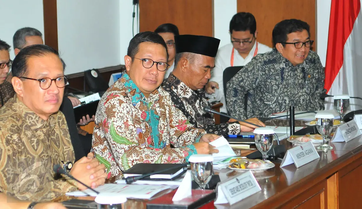 Menag Lukman Hakim Saifuddin dan Mendikbud Muhadjir Effendy mengikuti rapat koordinasi di Kementerian PMK, Jakarta, Selasa (8/11). Rakor membahas rancangan perpres penyaluran bantuan sosial secara non tunai. (Liputan6.com/Angga Yuniar)