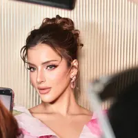 Teknik base yang halus membuat wajahnya terlihat bercahaya tanpa kesan berlebihan, memperkuat karakter soft glam yang elegan. [@tasyafarasya].