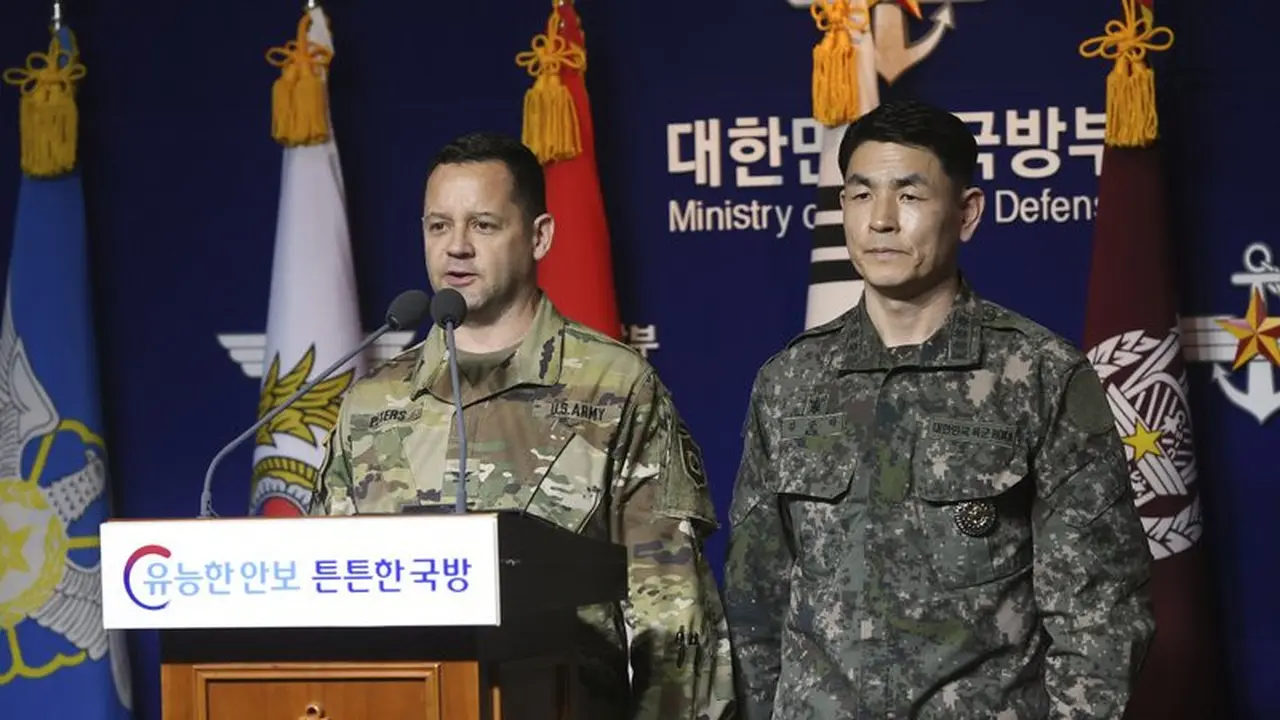 Kolonel Angkatan Darat AS Lee Peters dan Kolonel Kim Jun-rak menginformasikan batalnya latihan gabungan di Kementerian Pertahanan di Seoul, Korea Selatan.