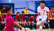 Pemain Timnas Futsal Indonesia U-16, Ibnu Alam melepaskan tembakan keras ke gawang Brunei Darussalam dalam laga ASEAN U-16 Boys Futsal Championship 2025 di Nonthaburi Stadium, Thailand, Kamis (25/12/2025). (Dok. Federasi Futsal Indonesia)