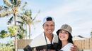Tengah berlibur ke Bali, pasangan Chelsea Olivia dan Glen Alinskie tak kalah mesra saat rayakan hari Valentine. Keduanya tampil serasi kenakan baju atasan warna putih serta topi. (Instagram/chelseaolivia).