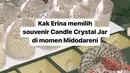 Di momen midodareni, pasangan tersebut memilih suvenir Candle Crystal Jar.  Disebutkan Anaria Souvenir, bahwa lilin tersebut bermakna harapan dan bimbingan dalam mengarungi rumah tangga. @anaria_souvenir.