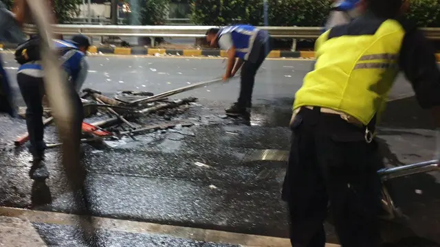 Fasilitas jalan tol milik Jasa Marga yang rusak akibat demo. Dok Jasa Marga