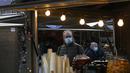 Orang-orang yang memakai masker untuk mengekang penyebaran COVID-19 mengunjungi pasar Natal di pusat Kota Lisbon, Portugal, 29 November 2021. Otoritas kesehatan Portugal mengidentifikasi 13 kasus COVID-19 varian Omicron. (AP Photo/Ana Brigida)