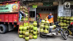 Pekerja menata tabung gas elpiji 3 kg untuk dijual kembali di kawasan Jakarta, Rabu (4/1/2023). Pembelian menggunakan KTP ini diterapkan agar pembelian LPG 3 kg dapat dinikmati oleh masyarakat yang berhak atau tepat sasaran. (Liputan6.com/Angga Yuniar)