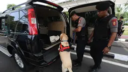 Unit K9 melakukan pemeriksaan kendaraan di kompleks Parlemen, Jakarta, Kamis (17/10/2019). Pengamanan Kompleks Parlemen makin diperketat jelang pelantikan Presiden dan Wakil Presiden terpilih Joko Widodo-Ma'ruf Amin pada 20 Oktober 2019. (Liputan6.com/JohanTallo)