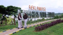 Siswa berjalan di objek wisata taman bukit daun Desa Sumberarum, Tuban, Jawa Timur, Kamis (22/2). Taman yang dibangun Semen Indonesia memiliki 10 tanaman langka seperti kawista, damar, gaharu, ulin, duwet dan tanaman jenis obat. (Liputan6.com/Pool/Eko)