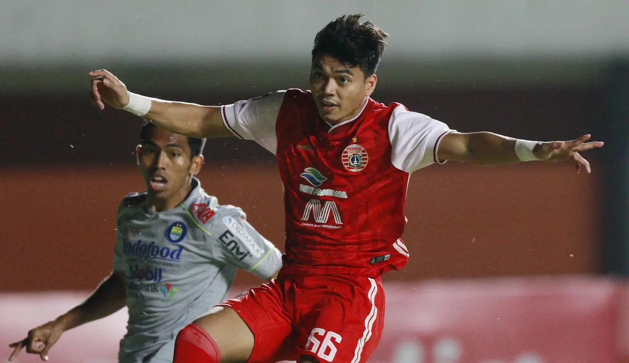 Alfath Fathier - Pemain bernomor punggung 66 ini pernah menimba ilmu di akademi Persib Bandung pada tahun 2013 hingga 2016. Bek sayap kelahiran Bandung itu tampil disiplin di sisi pertahanan Persija Jakarta. (Bola.com/M Iqbal Ichsan)