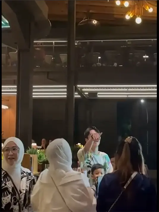 Pemeran Roni Kharisma dalam sinetron Dari Jendela SMP itu tampak kaget saat memasuki ruangan. Beberapa orang membawa kue ultah plus lilin menyala menyambut kedatangan Kiesha. [Instagram/okieagustina_]