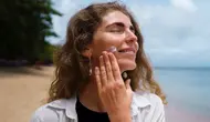 Cara Reapply Sunscreen di Atas Makeup, Praktis Tanpa Harus Dandan Ulang
