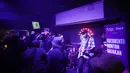 Fans Manchester City bernyanyi bersama saat acara Roaring Night di Treehaus Bar Kemang, Jakarta, Minggu (19/5/2024). (Bola.com/Syahkist Afi Daib)