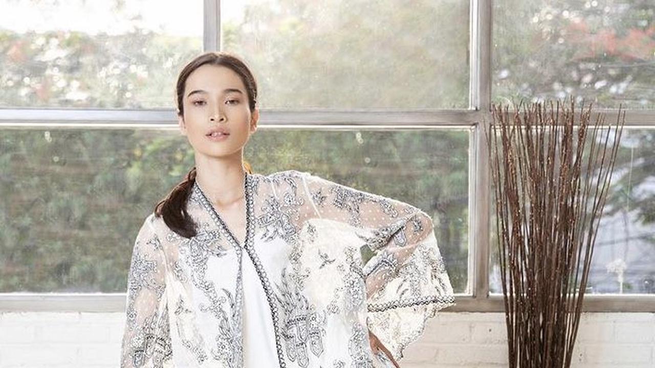 Ilustrasi Blouse Brokat dan Celana Kulot