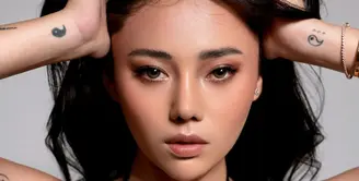 Wendy Walters mengakui dirinya melakukan operasi hidung karena alasan kesehatan. Beberapa penampilan terbarunya pasca operasi menuai banyak pujian dan dukungan. Di pemotretan terbaru, Wendy tampil cantik dengan outfit hitam, menampilkan riasan wajah flawless bernuansa kecokelatan. [Foto: Instagram/wendywalters]