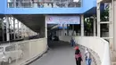 Pejalan kaki melintas di bawah jembatan penyeberangan multiguna (JPM) atau Skybridge Tanah Abang, Jakarta, Kamis (7/2). Mulai 7 Februari 2019, pejalan kaki dilarang melewati Jalan Jatibaru di bawah Skybridge Tanah Abang. (Liputan6.com/Herman Zakharia)