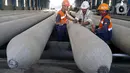 Pekerja menyelesaikan tahap akhir pembuatan precast tiang pancang beton di PT Waskita Beton Precast Plant Prambon, Sidoarjo, Jawa Timur, Kamis (21/11/2019). Plant Prambon memproduksi spun pile, pci girder dan ccsp bagi kebutuhan proyek Jalan Tol Trans Jawa. (Liputan6.com/HO/Eko)