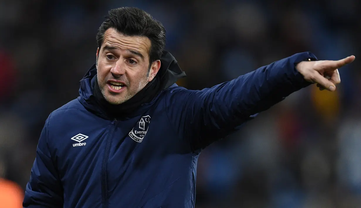 Marco Silva. Pelatih asal Portugal berusia 44 tahun ini telah menangani 3 klub EPL, yaitu Hull City, Watford dan Everton. Prestasi terbaiknya dalah membawa Everton finish di posisi 8 pada musim debutnya 2018/2019. Musim 2021/2022 ini ia menangani Fulham di Championship. (AFP/Oli Scarff)