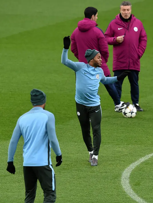 Gelandang Manchester City, Raheem Sterling saat mengikuti latihan jelang menghadapi Liverpool pada leg pertama perempatfinal Liga Champions di stadion Anfield di Liverpool, Inggris (3/4). (AFP Photo/Paul Ellis)