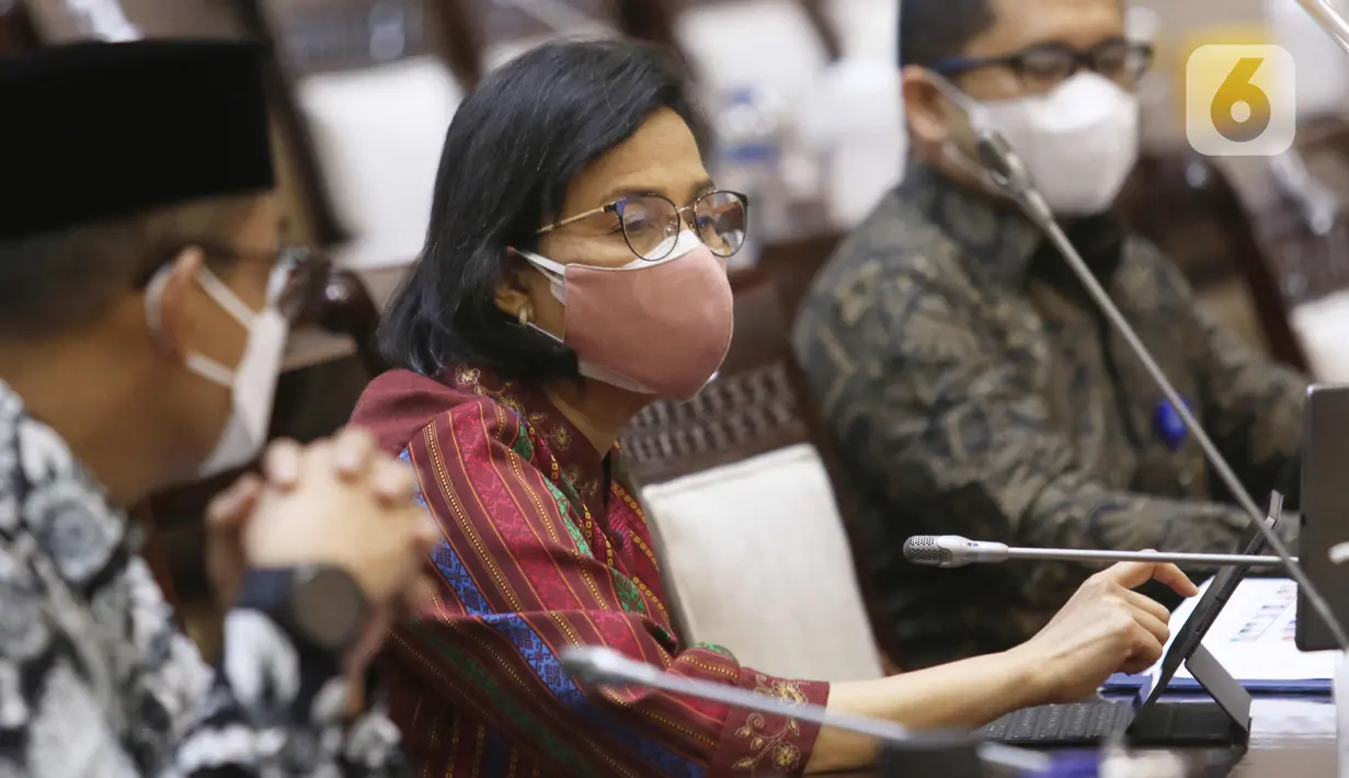 Menkeu Sri Mulyani mengikuti rapat kerja dengan Komisi XI DPR di Kompleks Parlemen, Senayan, Jakarta, Senin (15/3/2021). Rapat membahas konsultasi terkait usulan perubahan pengelompokan/skema barang kena pajak berupa kendaraan bermotor yang dikenai PPnBM. (Liputan6.com/Angga Yuniar)