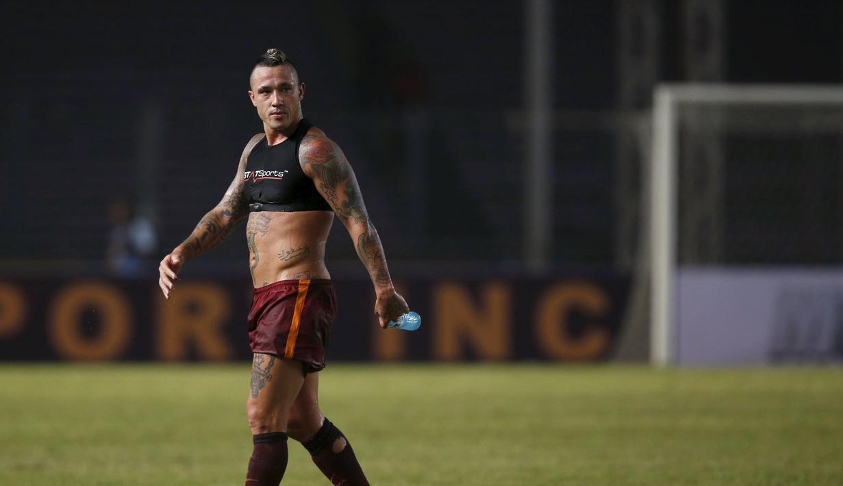 Ekspresi Radja Nainggolan setelah pertandingan selesai.  (Reuters/Darren Whiteside)