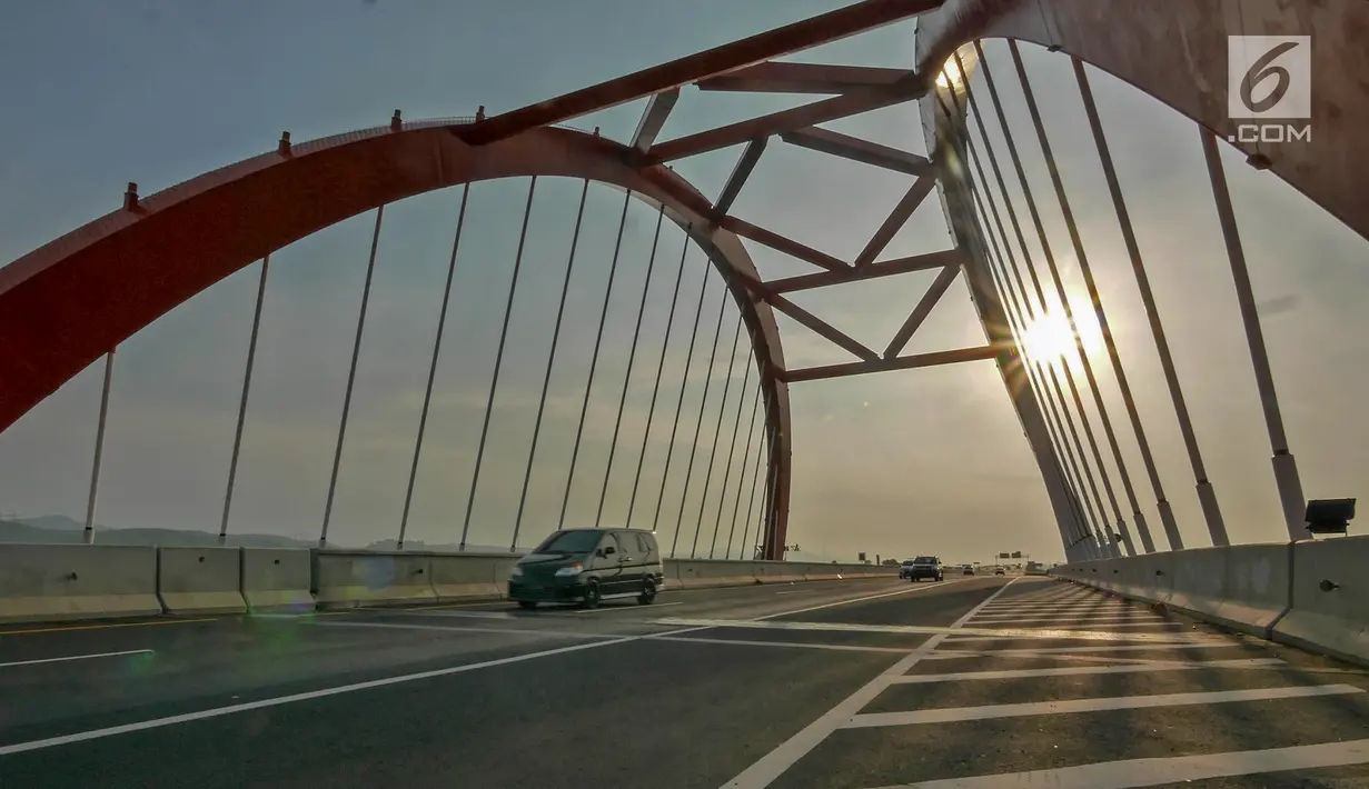 Kendaraan pemudik melintas di Jembatan Kalikuto di ruas jalan tol Batang - Semarang, Jawa Tengah, Minggu (2/6/2019). Memasuki H-3 Lebaran, kepolisian dan pengelola jalan tol masih memberlakukan jalan tol satu arah (One Way) dari Jakarta menuju Semarang. (Liputan6.com/Herman Zakharia)